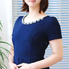 高身長で黒髪清楚な美人受付嬢さん